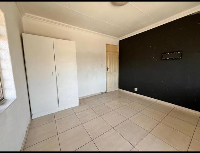 8 BEDROOM HOUSE FOR SALE IN LAUDIUM